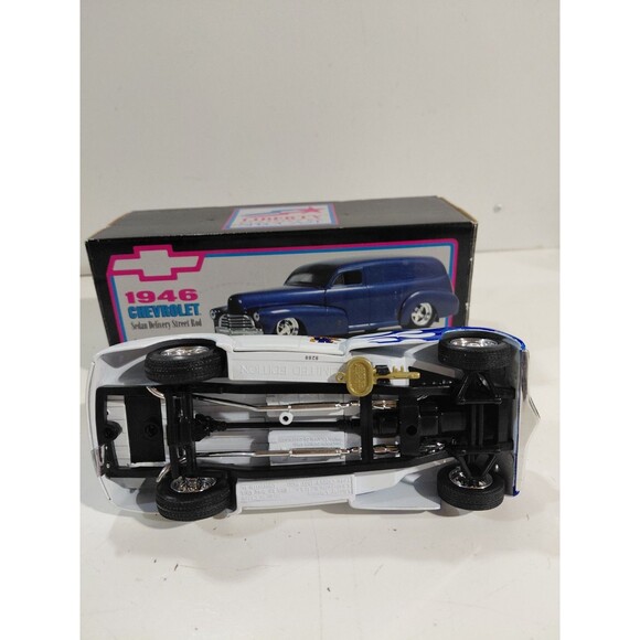 SpecCast 20532 DieCast University Kentucky UK 1946 Chevrolet Sedan Delivery +Box - Picture 9 of 12